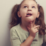 innocent kid, cute kid, bindi pr likho